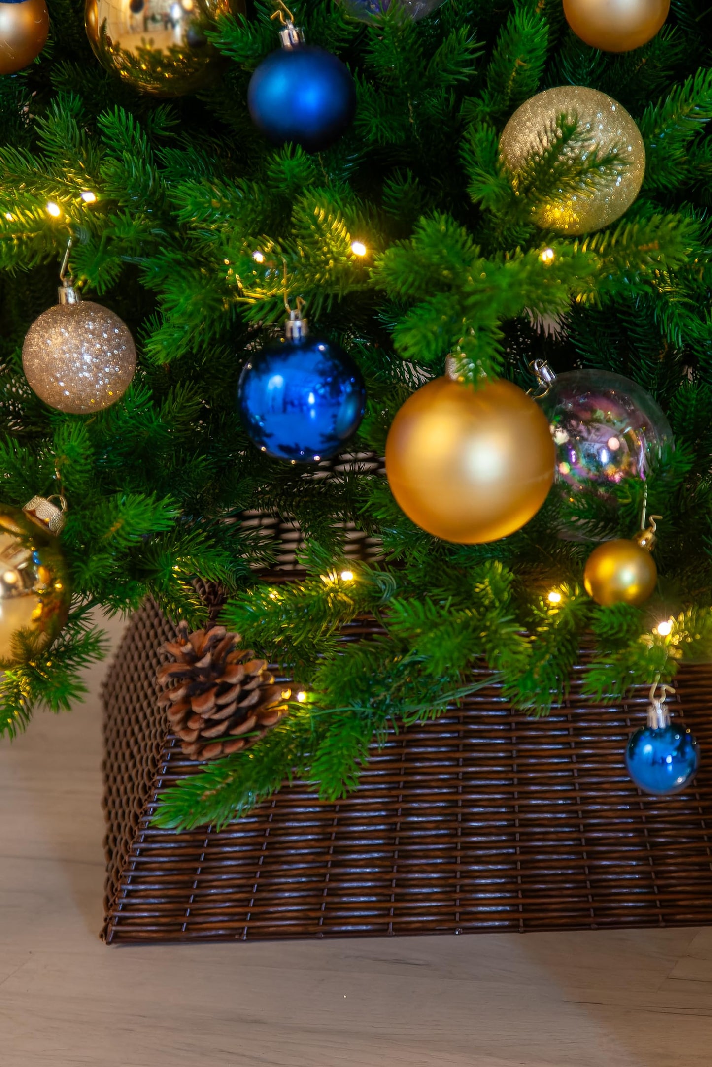 Altair series artificial Christmas tree made of 100% die-cast.