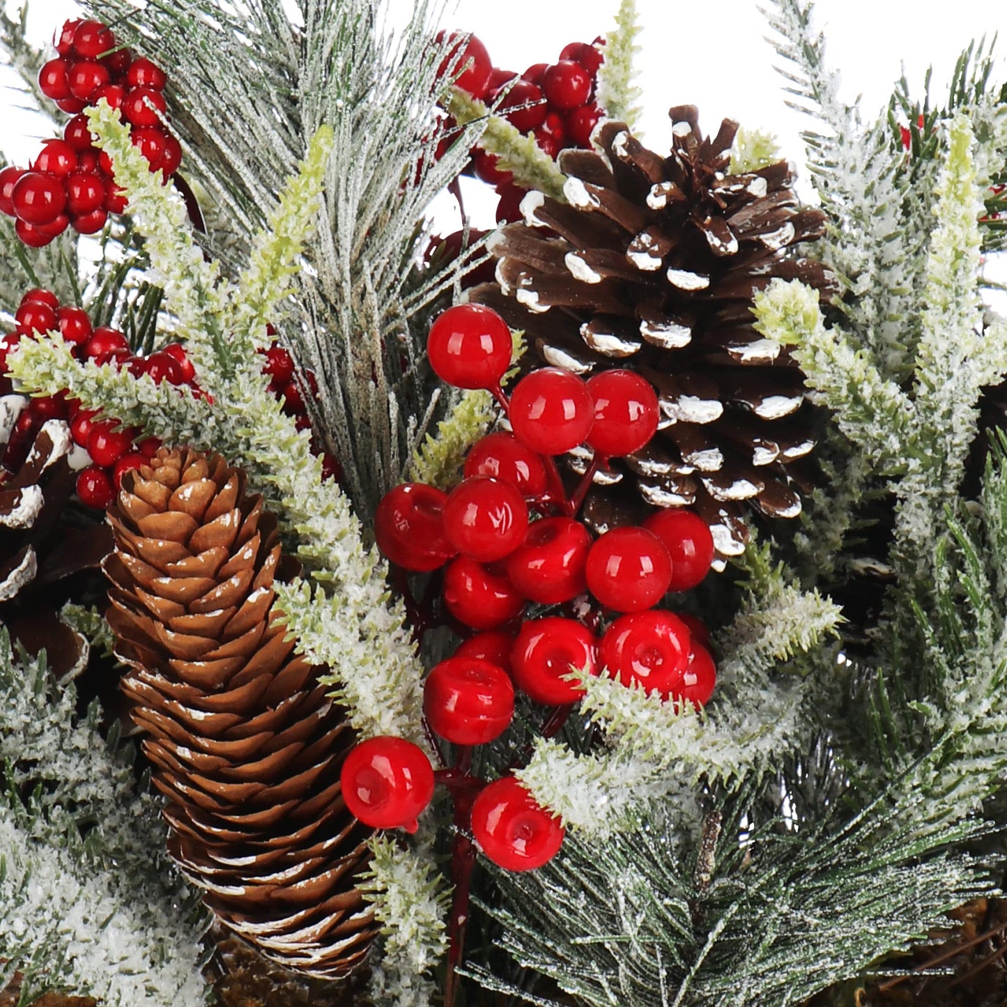 com-four® Christmas Decoration - Small wintery table decoration in a bark pot with red berries, decorative snow, and pine cones. Great table decoration for the Advent season (1 piece - 25cm - red berries)